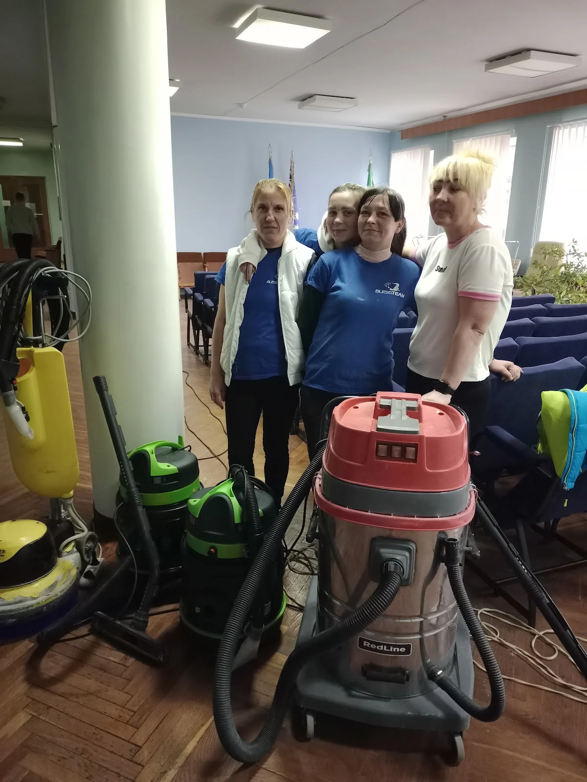 Клінінгова Компанія "Blessteam" Прибирання. Хімчистка м'яких меблів, диванів, коврів, ковроліну, Кривий Ріг.