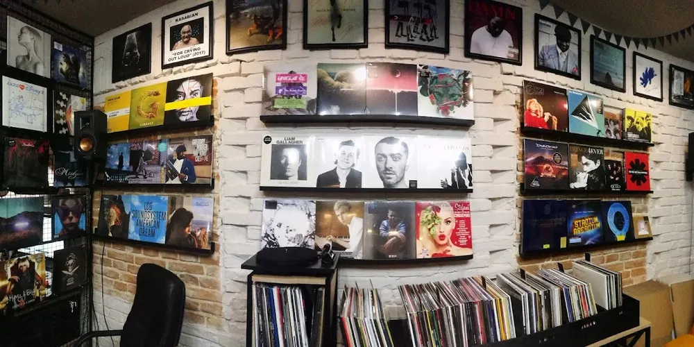 Vinyla — вінілові платівки, програвачі вінілу, акустика та звукове обладнання, бар, кав'ярня - 5